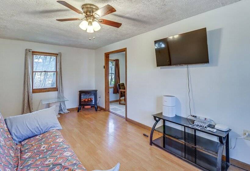 Quaint Tannersville Cottage ~ 2 Mi To Skiing!