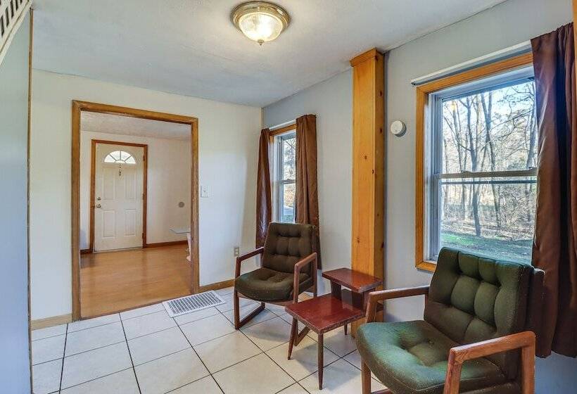 Quaint Tannersville Cottage ~ 2 Mi To Skiing!