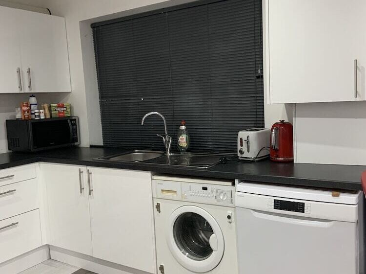 レジデンス Inviting 2 Bed Fully Furnished House High Wycombe