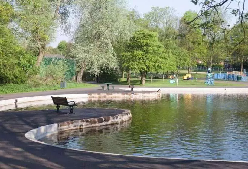 Residenssi Runcorn   House   Sleeps 6   Parking   Garden