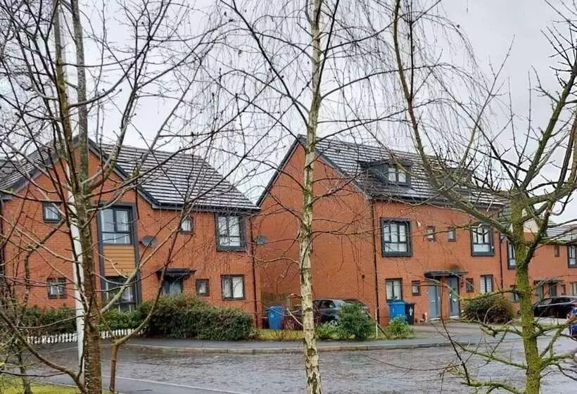 Residenssi Runcorn   House   Sleeps 6   Parking   Garden