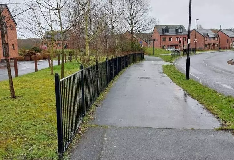 Residenssi Runcorn   House   Sleeps 6   Parking   Garden