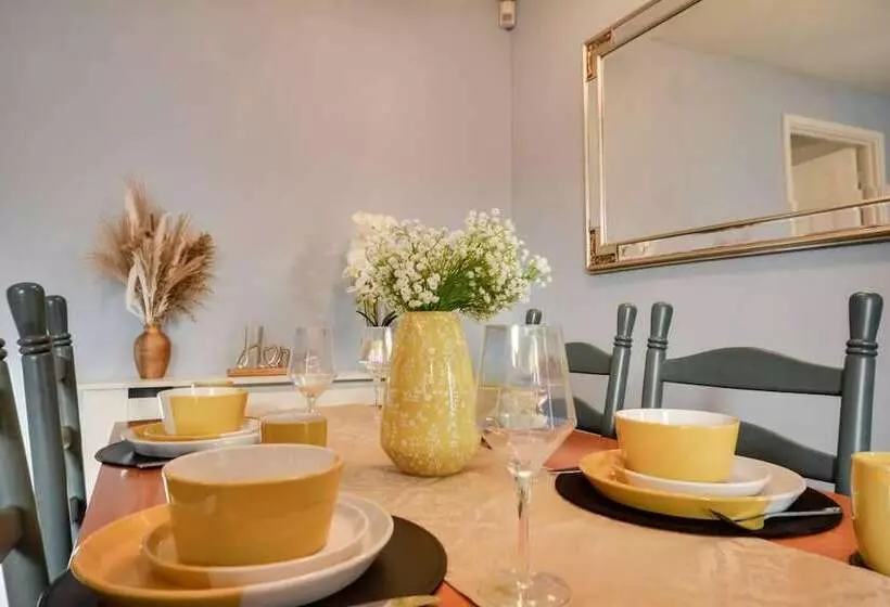 Residenssi Runcorn   House   Sleeps 6   Parking   Garden