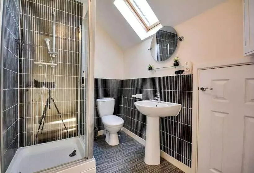 Residenssi Runcorn   House   Sleeps 6   Parking   Garden