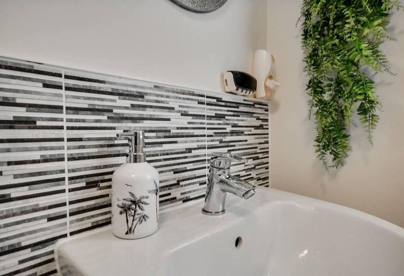 레지던스 Runcorn   House   Sleeps 6   Parking   Garden