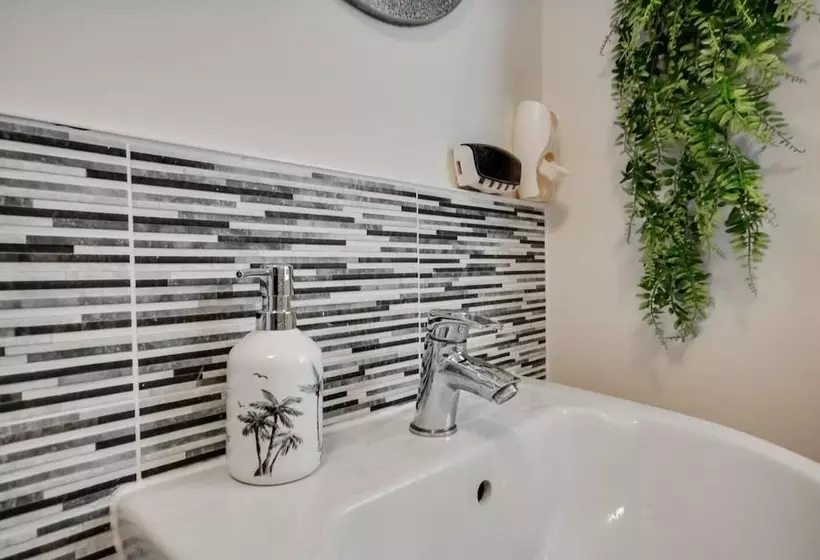 Residenssi Runcorn   House   Sleeps 6   Parking   Garden