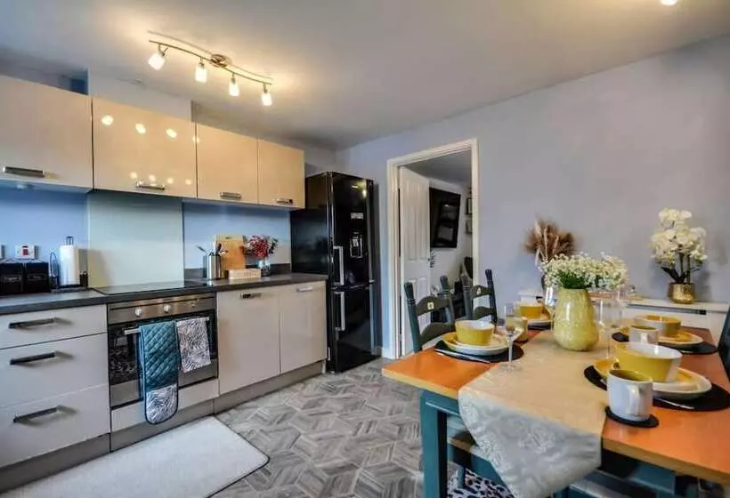 Residenssi Runcorn   House   Sleeps 6   Parking   Garden