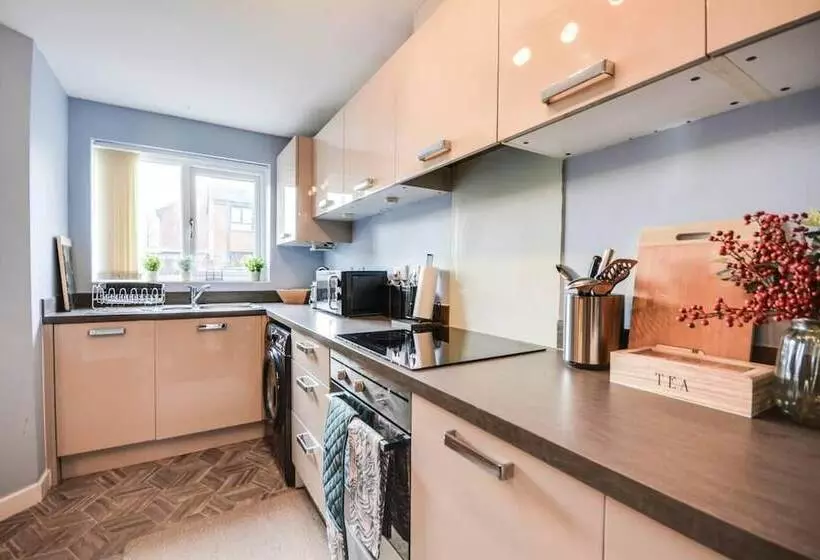 Residenssi Runcorn   House   Sleeps 6   Parking   Garden