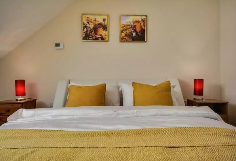 Residenssi Runcorn   House   Sleeps 6   Parking   Garden