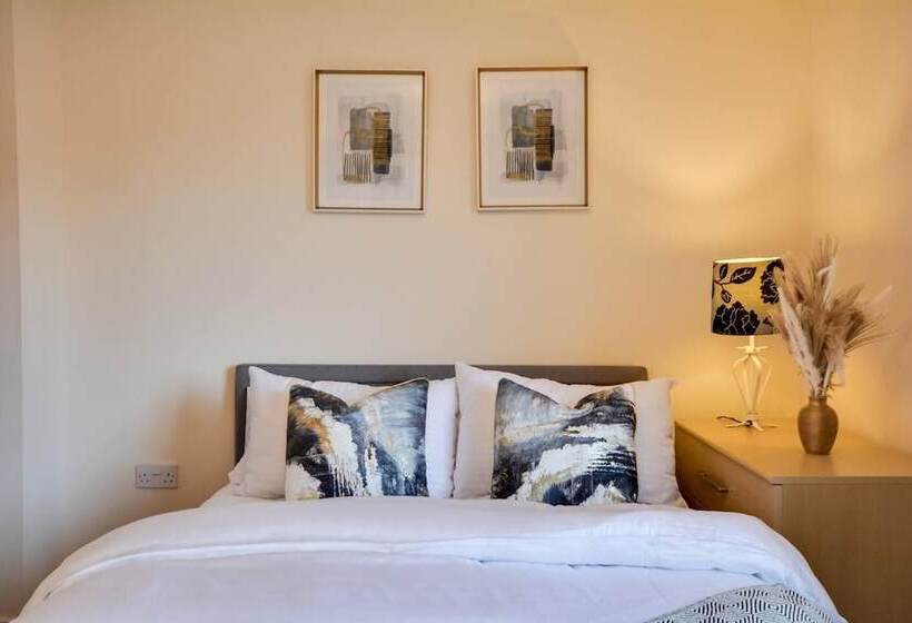 레지던스 Runcorn   House   Sleeps 6   Parking   Garden