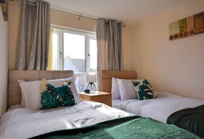 레지던스 Runcorn   House   Sleeps 6   Parking   Garden