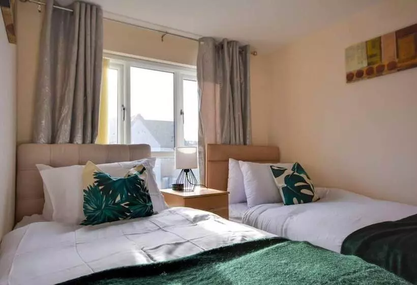 Residenssi Runcorn   House   Sleeps 6   Parking   Garden