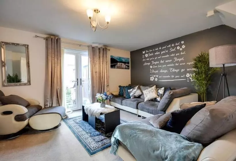 Residenssi Runcorn   House   Sleeps 6   Parking   Garden