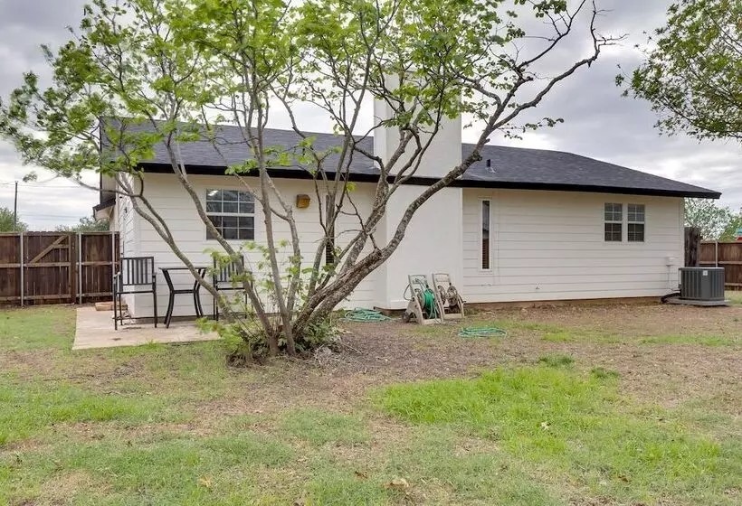 Round Rock Home With Large Yard: 20 Mi To Austin!