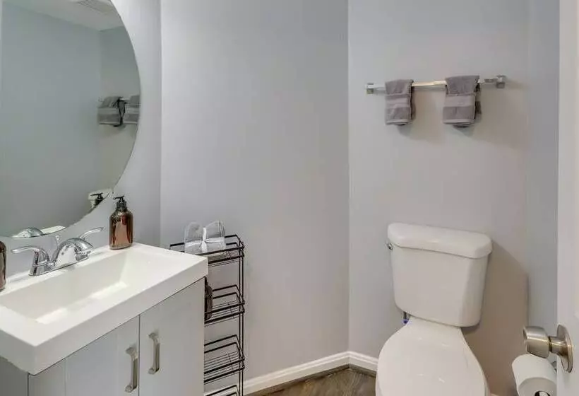 Spacious Cheverly Home   8 Mi To National Mall!