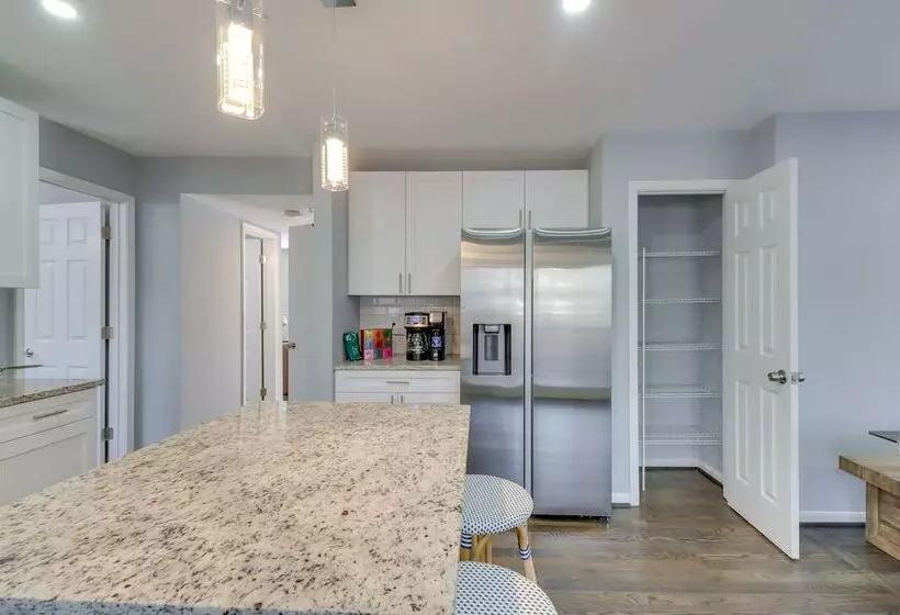 Spacious Cheverly Home   8 Mi To National Mall!