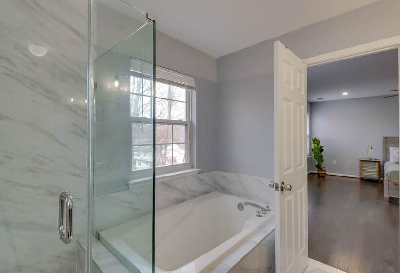 Spacious Cheverly Home   8 Mi To National Mall!