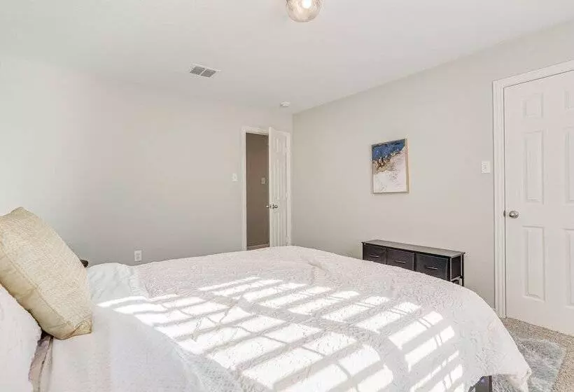 Spacious Frisco Home: 11 Mi To Lewisville Lake