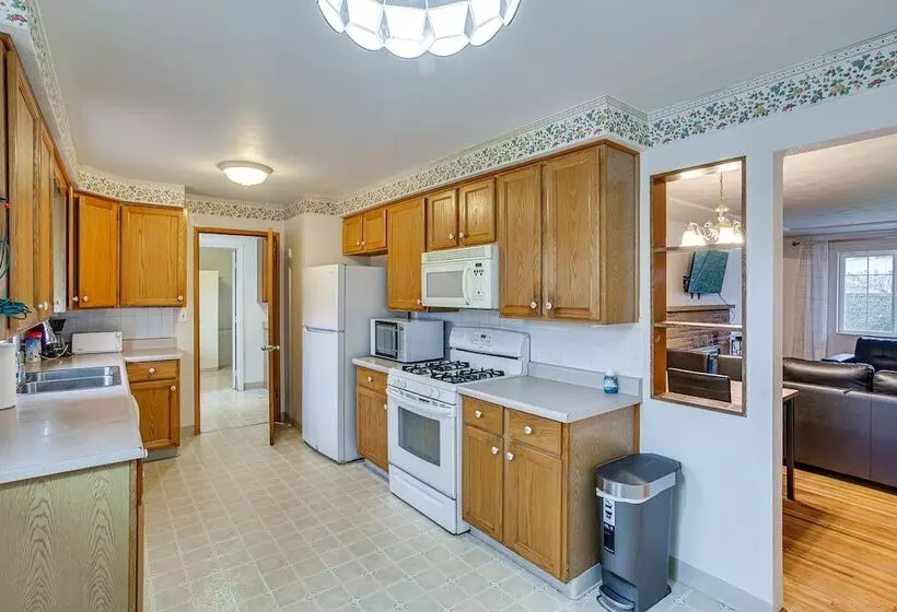 Spacious Lakewood Home   10 Mi To Downtown Tacoma!