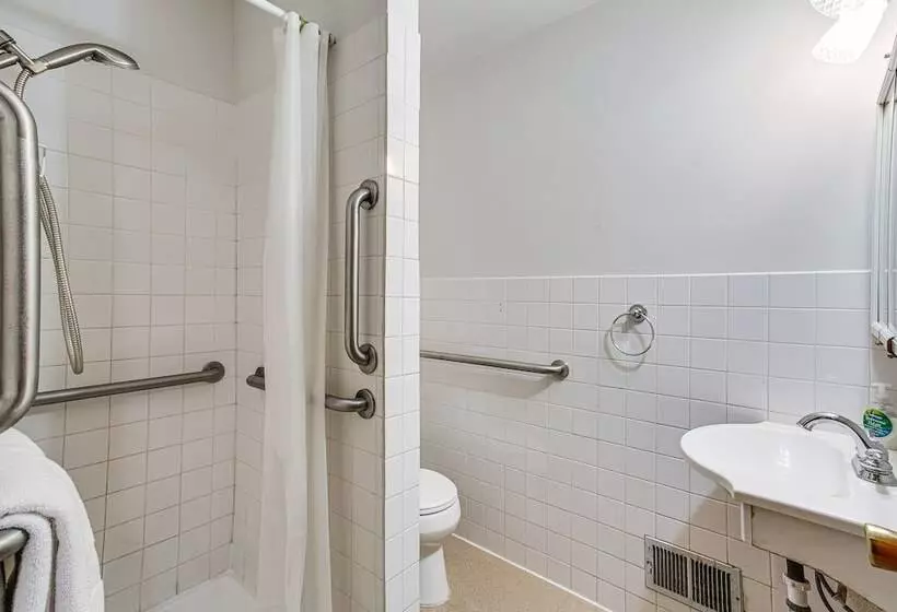 Spacious Lakewood Home   10 Mi To Downtown Tacoma!