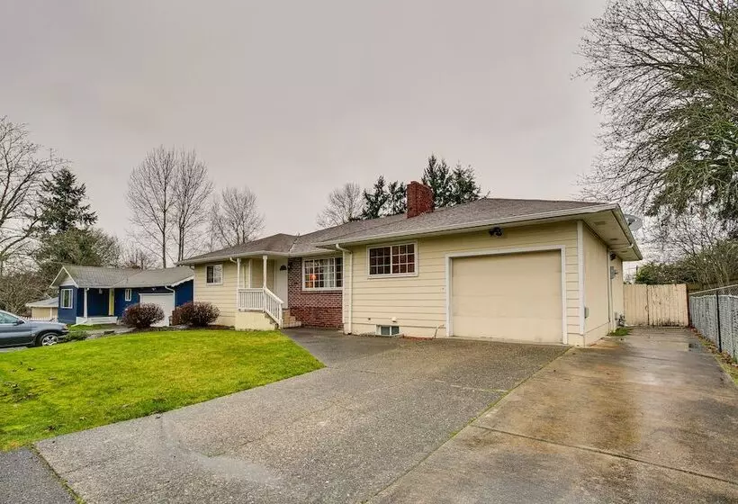 Spacious Lakewood Home   10 Mi To Downtown Tacoma!