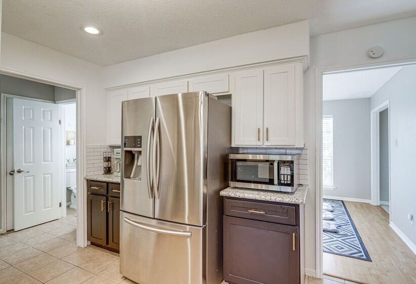 Spacious Spring Retreat W/ Heated Pool & Spa!