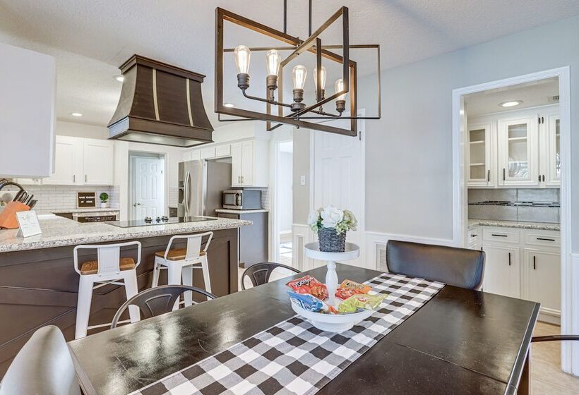 Spacious Spring Retreat W/ Heated Pool & Spa!