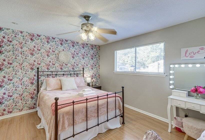 Spacious Spring Retreat W/ Heated Pool & Spa!