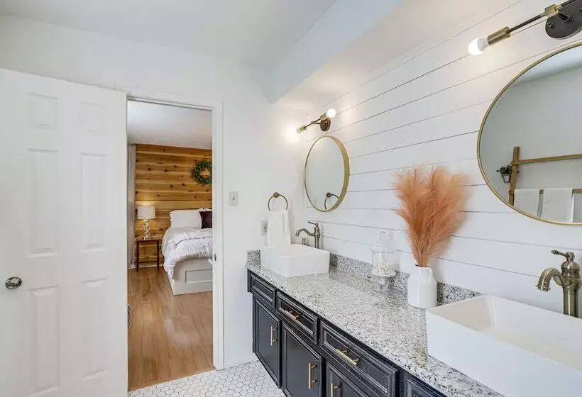 Spacious Spring Retreat W/ Heated Pool & Spa!