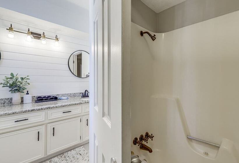 Spacious Spring Retreat W/ Heated Pool & Spa!