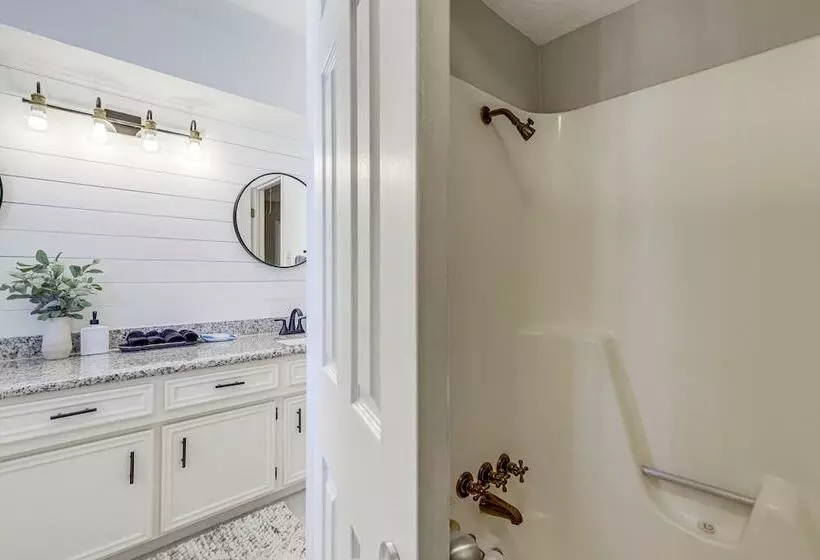Spacious Spring Retreat W/ Heated Pool & Spa!