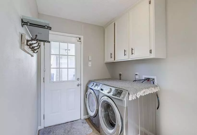 Spacious Spring Retreat W/ Heated Pool & Spa!