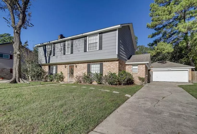 Spacious Spring Retreat W/ Heated Pool & Spa!