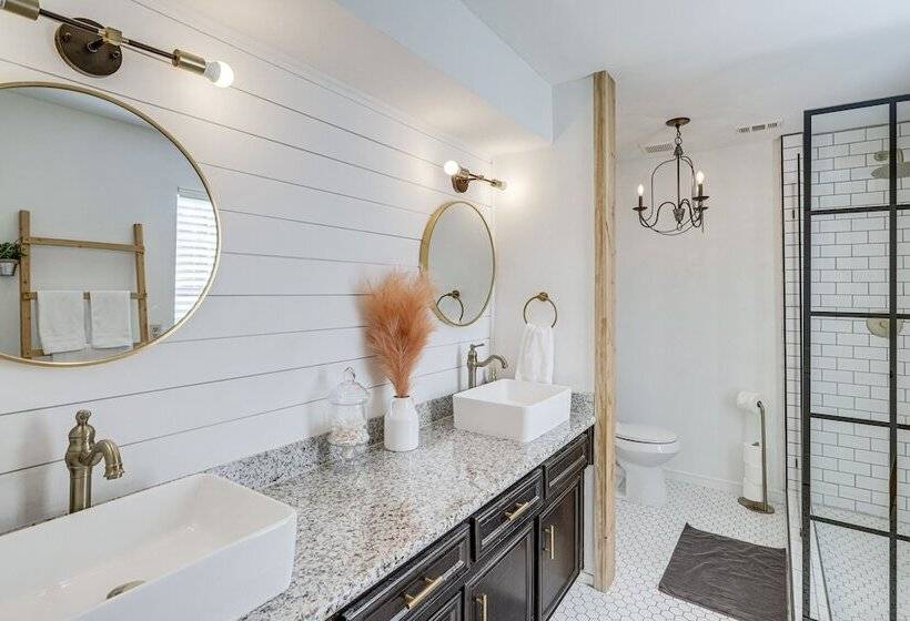 Spacious Spring Retreat W/ Heated Pool & Spa!