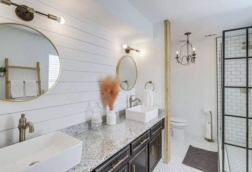 Spacious Spring Retreat W/ Heated Pool & Spa!