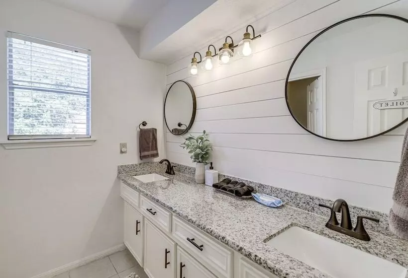 Spacious Spring Retreat W/ Heated Pool & Spa!