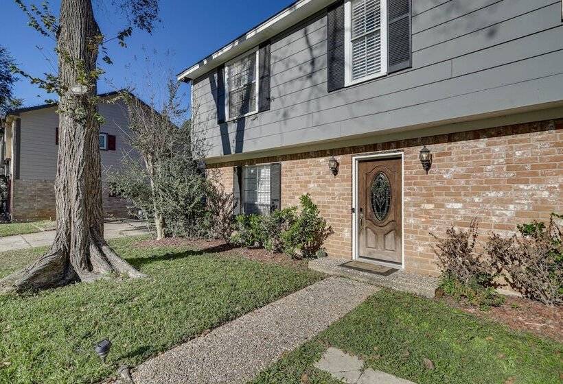 Spacious Spring Retreat W/ Heated Pool & Spa!