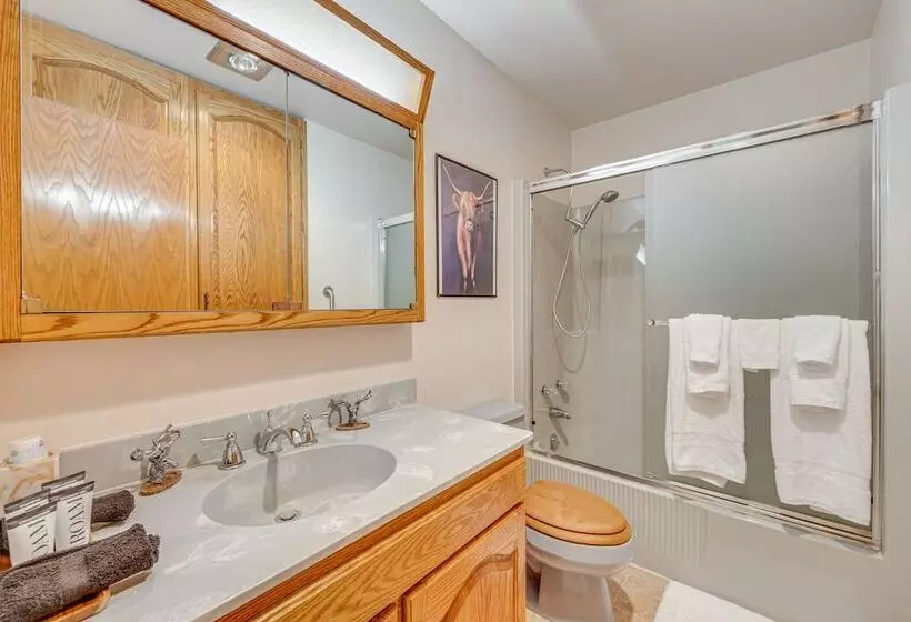 Stunning Calhan Home W/ Indoor Pool!