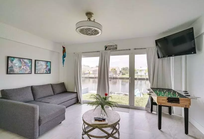 Waterfront Matlacha Home: Kayaks & Boat Launch!