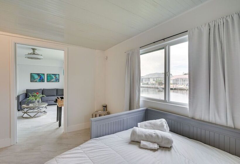 Waterfront Matlacha Home: Kayaks & Boat Launch!