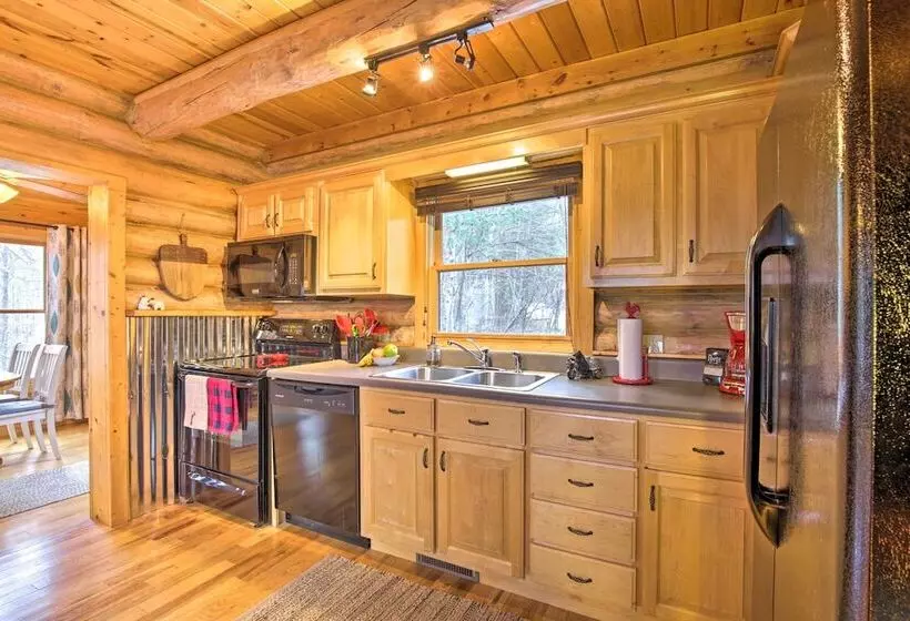 Blue Ridge Log Cabin W/ Hot Tub & Game Room!