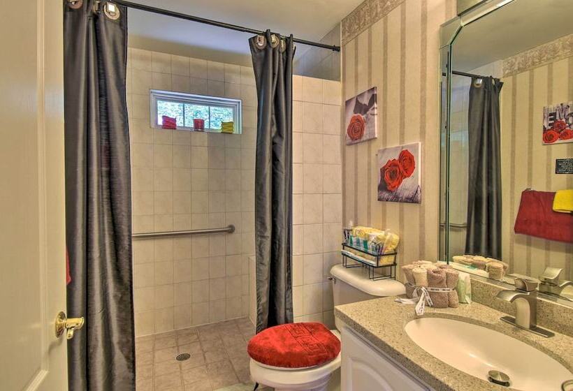 Bright Chesapeake Home Near Shopping & Dining