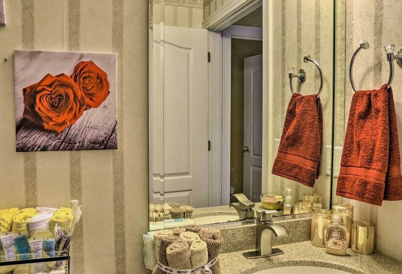 Bright Chesapeake Home Near Shopping & Dining