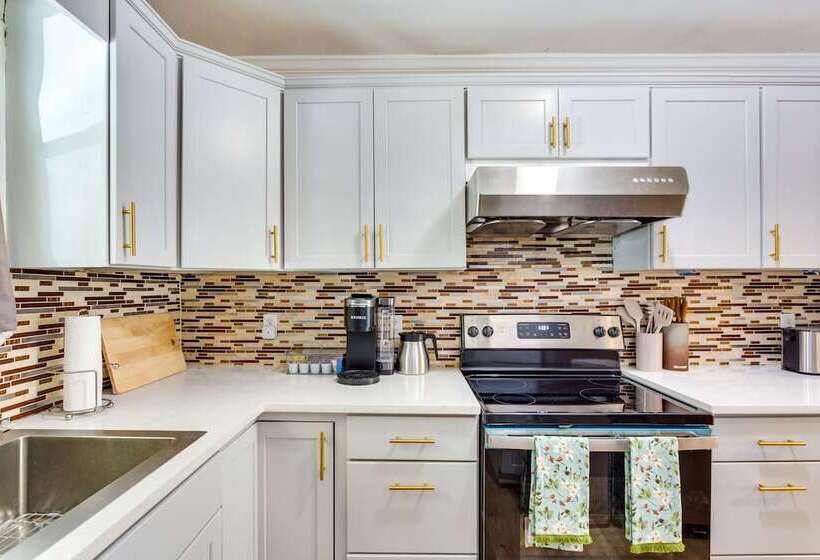 Charming Alpharetta Home W/ Spacious Yard!