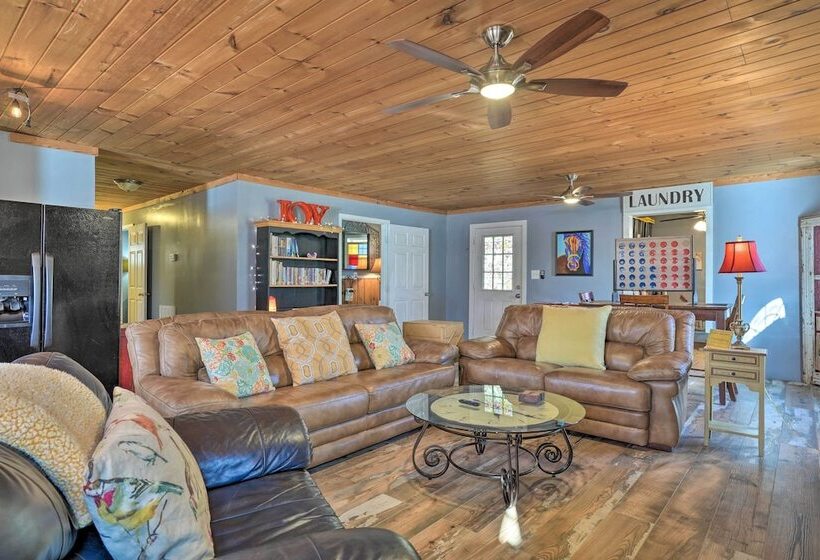 Charming Escape W/ Fire Pit In Summerville!