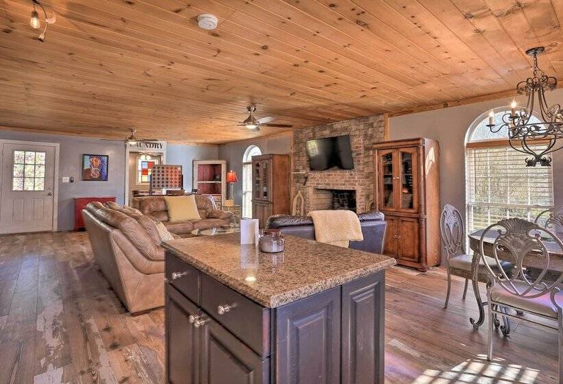 Charming Escape W/ Fire Pit In Summerville!