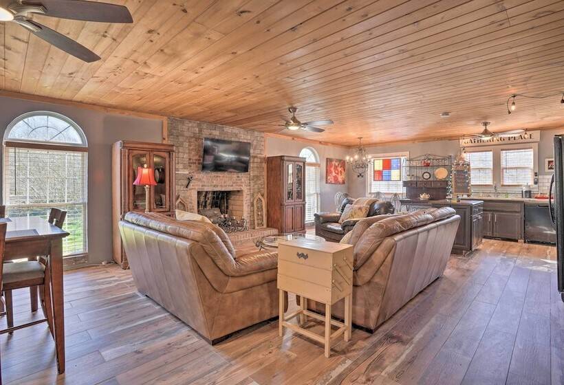 Charming Escape W/ Fire Pit In Summerville!