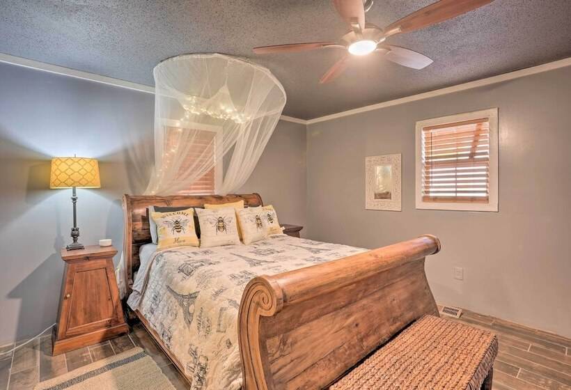 Charming Escape W/ Fire Pit In Summerville!