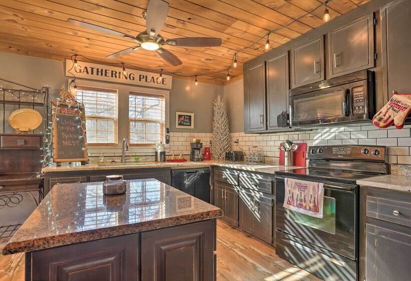 Charming Escape W/ Fire Pit In Summerville!