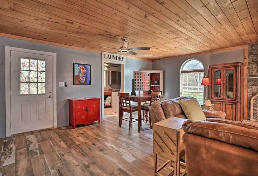 Charming Escape W/ Fire Pit In Summerville!